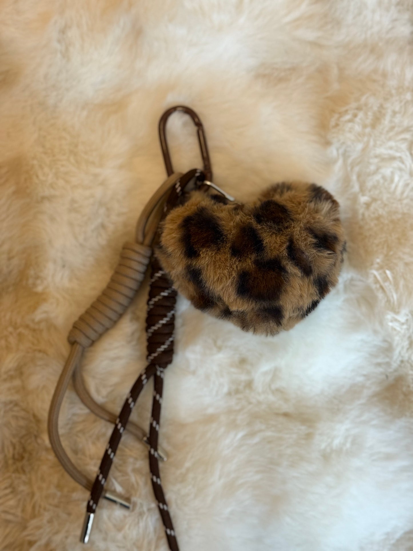 Fluffy Panther Heart tasbedel/ sleutelhanger