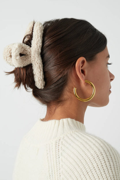 Fluffy teddy haarclip wit